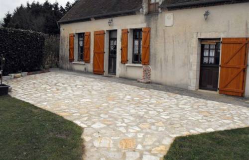 Terrasse en pierre de Bourgogne avec allée descendanteà Génicourt (95650) - 