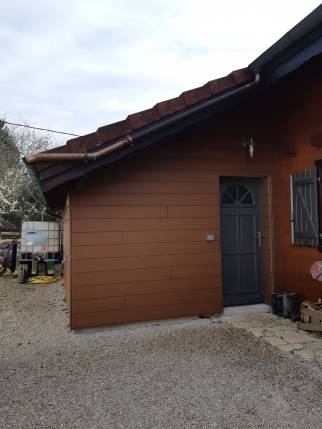 Bardage imitation bois sur une extension en ossature bois - Priay 01