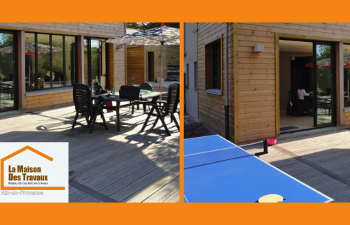 Extension bois moderne à Beaurecueil avec terrasse conviviale, conçue par La Maison Des Travaux Aix-en-Provence.