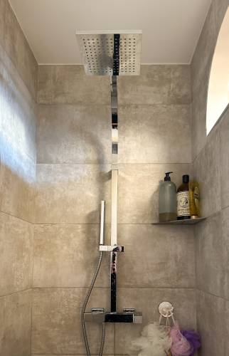 Douche à l'italienne avec arche d'ouverture 