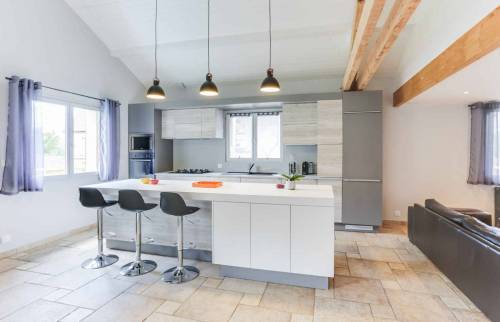 Aménagement d'une grande cuisine ouverte sur le salon à Cabriès 13