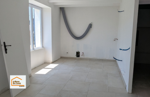 Pose d’un carrelage effet pierre grand format lors d’une rénovation de maison dans le Finistère Sud. Une réalisation pensée pour apporter luminosité, continuité visuelle et facilité d’entretien.