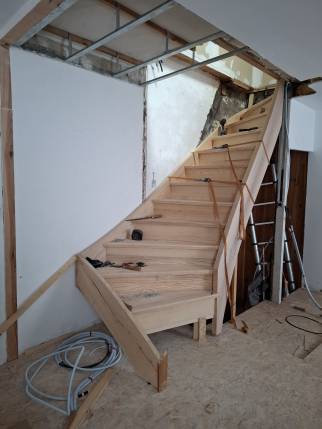 Installation d'escalier intérieur en bois - Saint-Jean-le-Vieux 01640