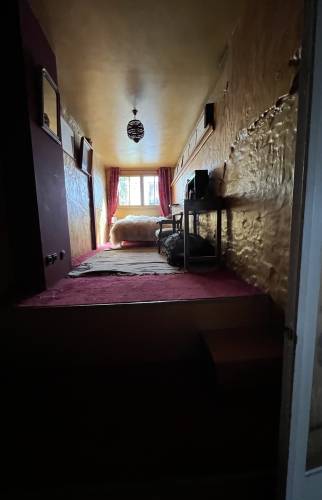  Avant les travaux - une chambre sombre aux couleurs trop marquées