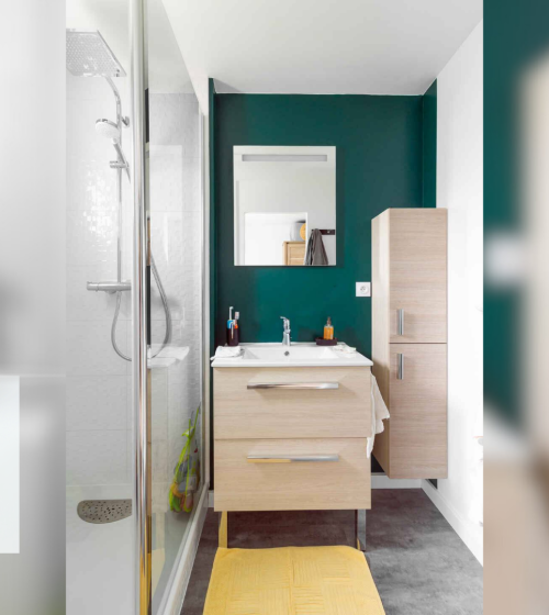 L’un des éléments phares de cette transformation est sans aucun doute la vasque, installée dans un élégant meuble en bois clair. 