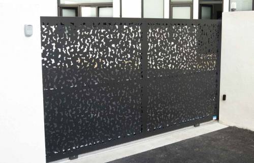 Portail coulissant en aluminium thermolaqué noir - Lorient (56100)