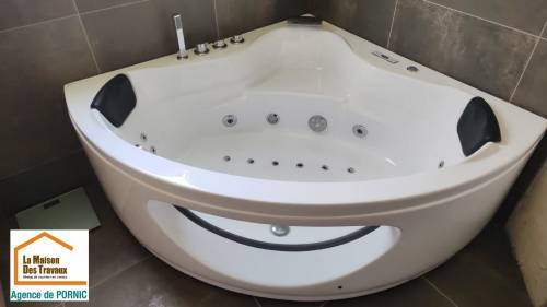 Création d'une salle de bain balnéo avec baignoire d'angle - Pornic 44210