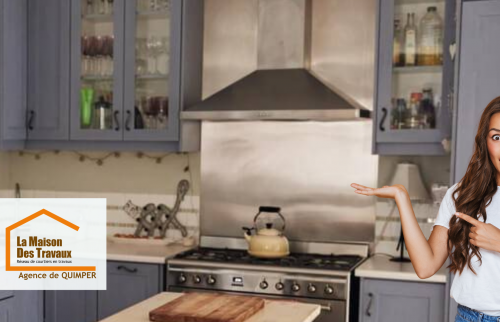 Vue détaillée d’une cuisine rénovée : façades mates, étagères ouvertes et finitions soignées signées La Maison Des Travaux Quimper.