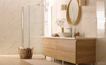 Petite salle d’eau au fond d’une chambre rénovée