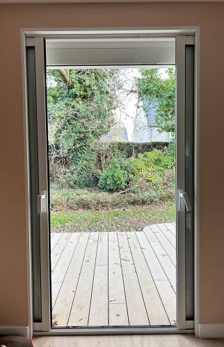 Baies vitrées intérieures après rénovation - Maison rénovée avec lumière naturelle