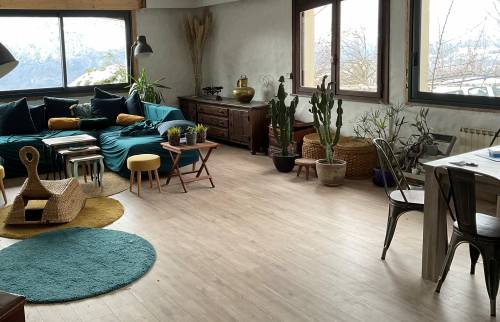 Parquet gris dans un salon moderne 
