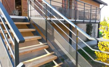Un nouveau balcon et de beaux escaliers, mélange de bois et de métal