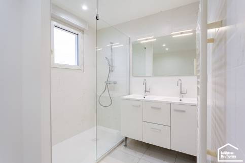 Rénovation complète de cet appartement en style blanc épuré, Champagne au Mont D'Or