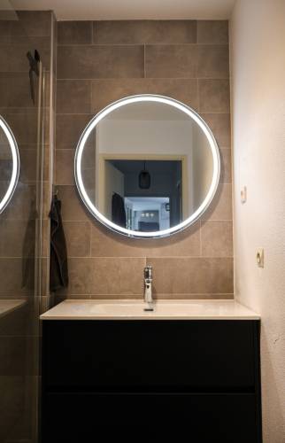 Changement du meuble vasque pour cette rénovation de salle de bain.à Toulouse