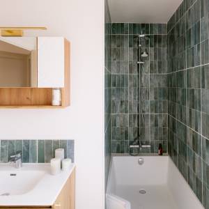 Rénovation maison 80m² Le Bouscat salle de bains zellige vert ambiance méditerranéenne Raphaëlle Baujet