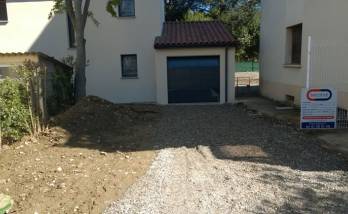 Création d'une allée devant garage pour une maison 