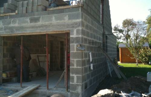 Construction, élévation d'un mur en pierre proximité Pierrefonds