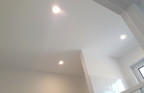 Spots encastrés au plafond