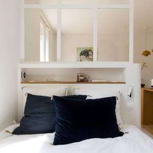 Chambre optimisée sous les toits dans un studio parisien rénové – projet Débarcadère par Camille AUDER