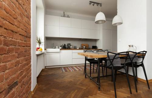 Aménagement de cuisine dans pavillon avec sol parquet stratifié - Arcangues - 64200 - 