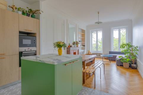 Lyon (69009) : vue de la cuisine ouverte sur le séjour entièrement rénové