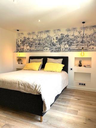 Lentilly (69210) : rénovation d'une suite parentale avec papier peint panoramique et tête de lit sur mesure