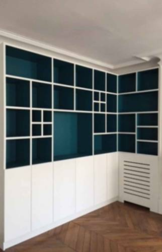 Une bibliothèque sur-mesure réalisée dans un appartement haussmannien