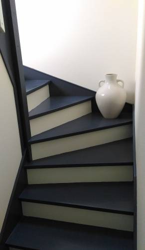Escalier rénové en deux teintes