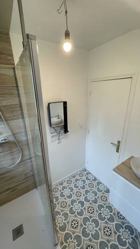 Salle de Bain Rénovée : Détails Esthétiques et Pratiques