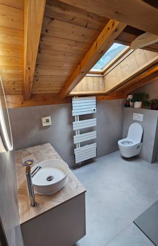 Radiateur moderne dans une salle de bain rénovée à Samoëns