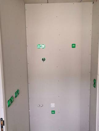 Installation électrique encastrée pour une petite cuisine d'appartement à Saint Brieuc, cache de protection sur les appareillages pour la mise en peinture