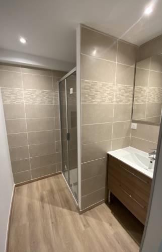 Salle de bain au rez-de-chaussée rénovée à Alès