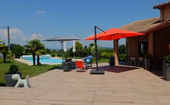 Réalisation d'une terrasse et d'une plage de piscine en dalles gres cérame posées sur plots, maison à Dommartin