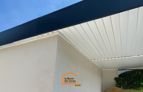 Zoom sur la sous-face d’un carport moderne avec plafond en lames blanches et finitions noires – projet en Haute-Savoie.