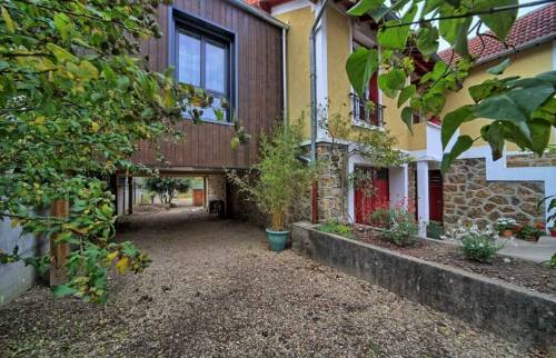 Extension sur pilotis et bardage en bois