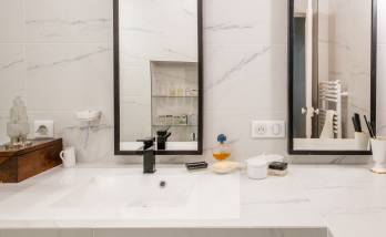 Vasque moderne avec robinet noir et miroir encadré, Paris 16e.