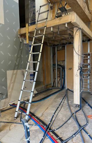 Création d’une mezzanine pour exploiter la hauteur sous plafond de la grange.