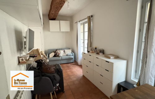 Travaux d’aménagement intérieur et rénovation énergétique d’un studio ancien à Aix-en-Provence afin d’améliorer la luminosité, la circulation et le confort quotidien dans une petite surface.