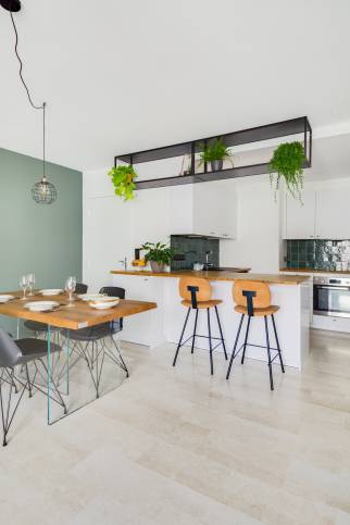 Cuisine blanche et verte : réagencement et rénovation dans un appartement lyonnais, quartier Tête d’Or