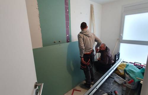 Travaux en Cours de Rénovation de Salle de Bain : Aménagement Pratique et Fonctionnel