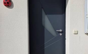 Nouvelle porte vue extérieure coloris grise