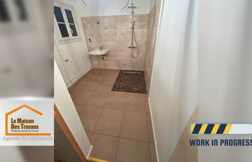 Salle de bain en cours de rénovation – Une transformation en pleine réalisation, avec un espace repensé pour plus de confort et d’accessibilité.