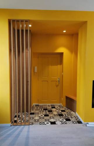 Pose de la claustra en chêne entre entrée et vestaire maison de Crozon (29160