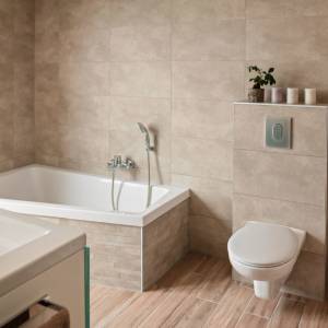 Baignoire asymétrique Duravit près d’une baie vitrée – salle de bains rénovée à Haguenau