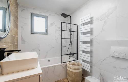 Rénovation d’une salle de bains moderne et lumineuse à Montbrison (42600)