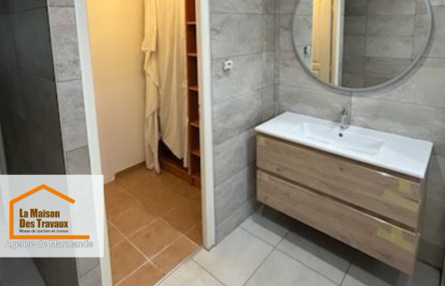 Salle de bain rénovée avec espace rangement : Associez style et fonctionnalité avec un meuble vasque moderne et un dressing intégré pour un agencement optimisé.