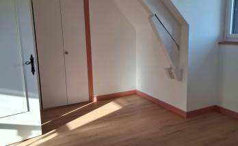 Rénovation et décoration de chambre avec boiseries roses - Chalamont 01320
