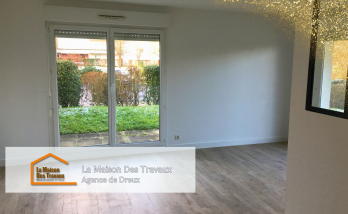 Le salon, avec ses murs fraîchement repeints en blanc et son parquet imitation bois clair, respire désormais la modernité et la luminosité. 