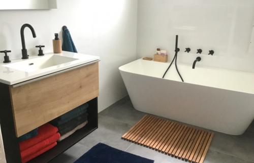 Elégante salle de bain avec baignoire