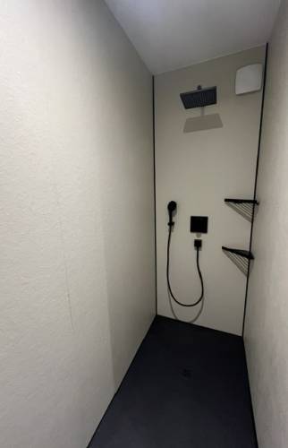 Salle de bain avec panneaux
